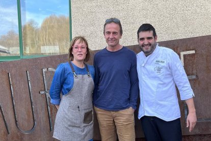 Alessandro Lequio junto a los gerentes del Hotel Restaurante Padornelo en Zamora. -Hotel Restaurante Padornelo