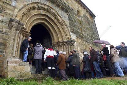 Apertura de la 'Puerta del Perdón' de la iglesia de Santiago de Villafranca del Bierzo (León) en un año santo. ICAL