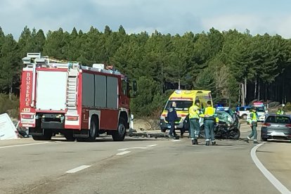 Bomberos actúan en la N-630 tras el accidente mortal en León. / ICAL