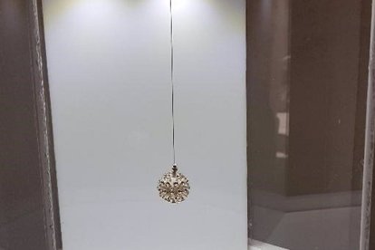 Joya inspirada en el coronavirus y expuesta en el Ayuntamiento de Ávila.- E. PRESS