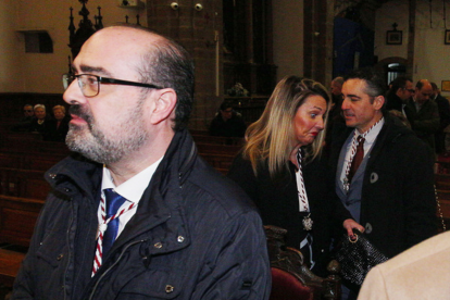 El alcalde de Ponferrada, Marco Morala (I), acude a la celebración de la festividad de Las Candelas. Junto a él, la portavoz de VOX, Patricia González, y el concejal de Urbanismo, Fomento y Contratación, Roberto Mendo (D)- César Sánchez/ Ical