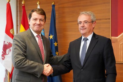 El presidente de la Junta de Castilla y León, Alfonso Fernández Mañueco, mantiene un encuentro con el embajador de la República de Eslovenia en España, Robert Krmelj. ICAL