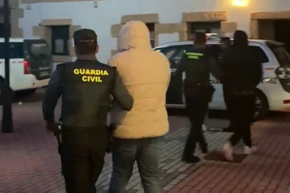 Imagen de los detenidos por 24 robos de gasóleo en explotaciones agrícolas segovianas.- ICAL