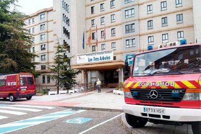 Los Bomberos de Zamora desinfectan seis residencias de personas mayores y una de menores en la capital.- ICAL