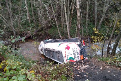 Un camión ha perdido el control y ha caído al río en Tremor de Arriba en León.- BOMBEROSPONFE