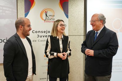 El presidente del CES, Enrique Cabero, conversa con el vicepresidente del Consejo de la Juventud de España, Juan Antonio Báez, y con la presidenta del Consejo en Castilla y León, Sandra Ámez, antes de presentar los datos del Observatorio de Emancipación correspondientes al segundo semestre de 2021. -ICAL