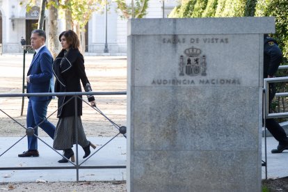 Marcos Martínez Barazón llega a la Audiencia Nacional, acompañado de su abogada. E. P.