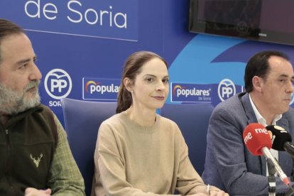 Hernando, Izquierdo y Serrano en la presentación de la candidata. GONZALO MONTESEGURO