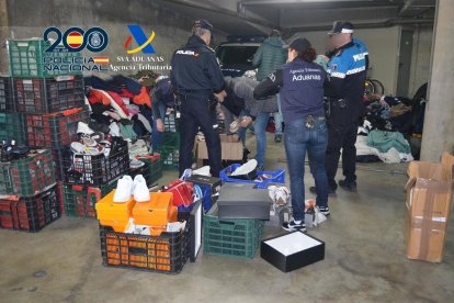 Los agentes de la Policía y del Servicio de Vigilancia Aduanera en la operación que ha acabado con los núcleos de venta de ropa falsificada en San Andrés del Rabanedo. - POLICÍA NACIONAL