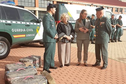 Virginia Barcones durante su visita a Salamanca con Encarnación Pérez, Luis del Castillo y Pedro Merino, junto a algunos de los fardos incautados. E. M.