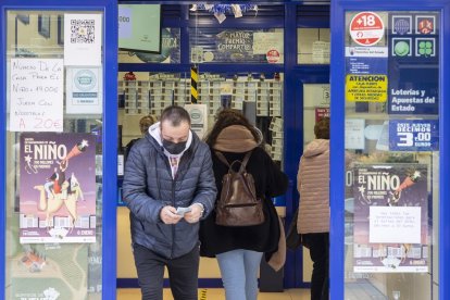 Personas esperando para comprar un décimo del sorteo del Niño en una administración de Valladolid.- PABLO REQUEJO / PHOTOGENIC