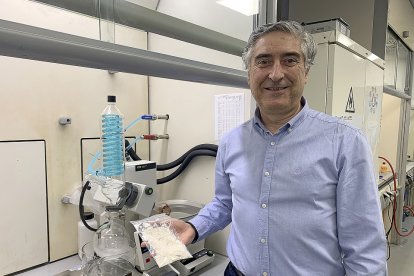 José Luis Barredo, director de AMRI León y San Cristóbal de Entreviñas, en el laboratorio de la empresa. / EL MUNDO