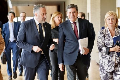 El consejero de Economía y Hacienda, Carlos Fernández Carriedo, acompañado del presidente de las Cortes, Carlos Pollán.- ICAL
