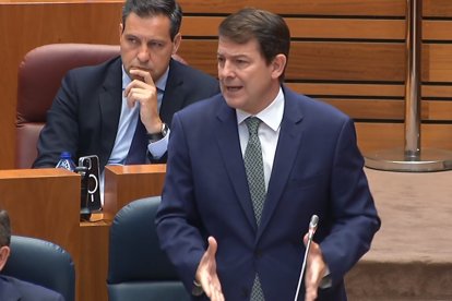 El presidente de la Junta, Alfonso Fernández Mañueco, durante su intervención en el pleno de las Cortes.- E. M.