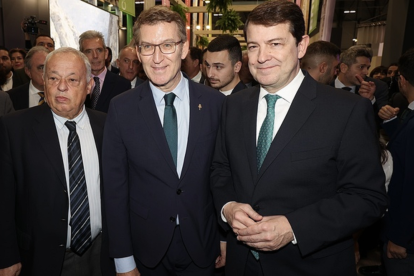 El presidente de la Junta de Castilla y León, Alfonso Fernández Mañueco, junto al presidente del PP Alberto Nuñez Feijoo, visita la 44 edición de Fitur y el expositor de la Comunidad. Juan Lázaro/ Ical