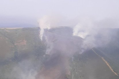 Incendio en Villafranca del Bierzo en León.- E. M.