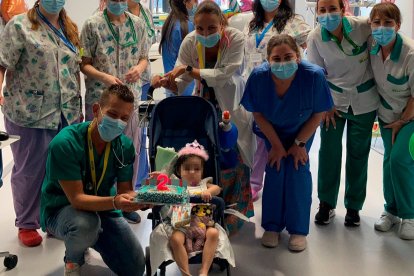 La niña criada en la UCI de Salamanca celebra su segundo cumpleaños. E.M.