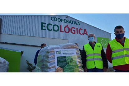 El Grupo Operativo de Agricultura Ecológica dona 2.780 kilos de garbanzo ecológico a los Bancos de Alimentos de CyL