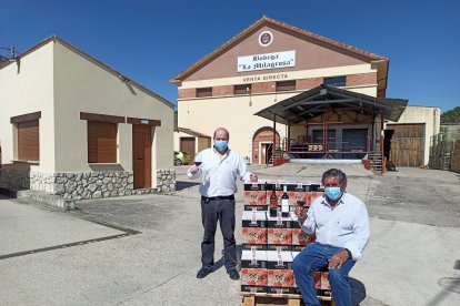 Álvaro Sotillos y Honorio Arroyo frente a la cooperativa Bodega La Milagrosa