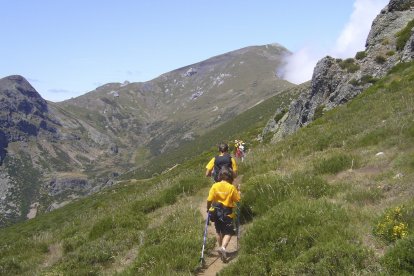 Un grupo de montañeros se dirige a la cumbre del Coriscao.- N.S.