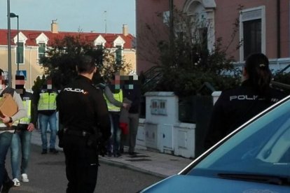 Momento de la detención de Alberto Vega, el ex jefe de sección de Parques y Jardines del Ayuntamiento de Zamora. - EM