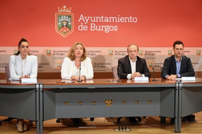 La alcaldesa de Burgos, Cristina Ayala (CI), acompañada de la portavoz del Partido Popular, Andrea Ballesteros (I), del vicealcalde y portavoz de Vox, Fernando Martínez-Acitores (CD), y del portavoz del PSOE en el Ayuntamiento, Daniel de la Rosa (D), presenta una proposición conjunta para la adhesión del Ayuntamiento de Burgos a la Asociación Castellano y Leonesa del Hidrógeno.- ICAL