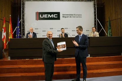 Manuel Fariña recibe el premio de manos de Jesús Zarzuela Mateos, en representación del patronato de la Fundación Universidad Europea Miguel de Cervantes. Sentados, Jesús Julio Carnero, alcalde de Valladolid, David García López, rector de la UEMC, y Víctor Alonso Monge, vicepresidente de la Diputación Provincial de Valladolid .-UEMC