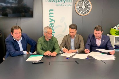 Firma del convenio entre ARUM y ASPAYM. ARUM