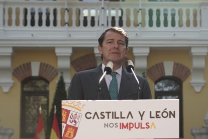 El presidente de la Junta de Castilla y León, Alfonso Fernández Mañueco, durante la rueda de prensa para dar comienzo al nuevo curso político.- ICAL