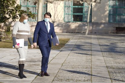 La consejera de Familia, Isabel Blanco, junto al presidente de la Junta, Alfonso Fernández Mañueco. ICAL