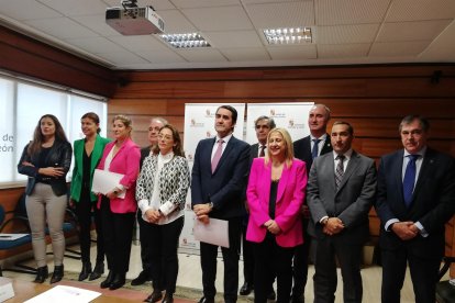 González Corral y Suárez-Quiñones en la reunión con los delegados territoriales de la Junta para preparar la Campaña de Riesgos Invernales 2022-2023 - EUROPA PRESS