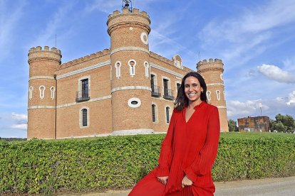 Carolina Inaranja, frente al castillo donde está la bodega (E. M.)