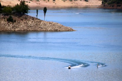 El embalse de los barrios de Luna mantiene 156,24 Hm3 de agua, la mitad del total de su capacidad .-ICAL