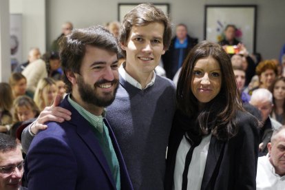 El vicepresidente de la Junta de Castilla y León, Juan García-Gallardo, el candidato de Vox a la presidencia de La Rioja, Ángel Alda, y la candidata de Vox a la alcaldía de Logroño, María Jiménez, durante un acto de Vox en el Hotel Los Bracos - Alberto Ruiz - Europa Press