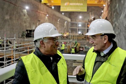 Antonio Costa e Ignacio Galán, durante su visita a las obras de las presas de Tâmega. | ICAL