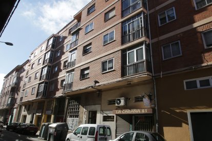 Edificio donde se ha tirado un hombre tras agredir presuntamente a su pareja. ICAL