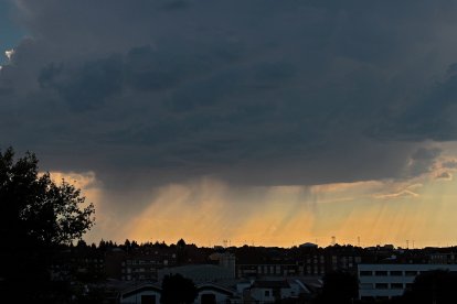 Imagen de archivo de tormenta en la provincia de León.- ICAL