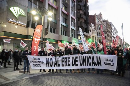 Concentración de trabajadores de Unicaja Banco en León contra el ERE que plantea la entidad. - ICAL