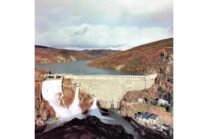 Embalse de La Requejada, junto al municipio palentino de Cervera de Pisuerga, uno de los que se propone recrecer. / ICAL