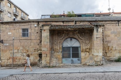 La ermita de la Misericordia, de origen medieval, aguarda en la plaza de San Cristóbal una solución para su reforma.- ICAL