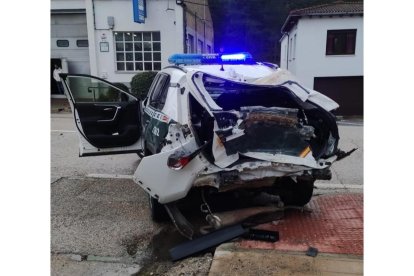 Coches de la Guardia Civil arrollados por un camión en Soria durante una persecución - E.M.