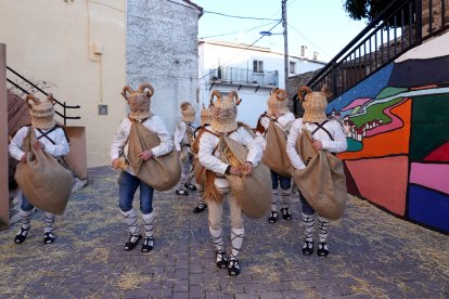 Los zarrones de Borobia recibieron un nuevo impulso gracias a la Asociación La Raya y este mantenimiento de la tradición ha recibido ya un premio por su labor etnográfica. / ICAL