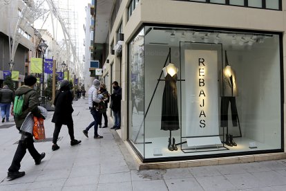 Primer día de la última campaña de rebajas en el centro de Valladolid, en una foto de archivo. ICAL