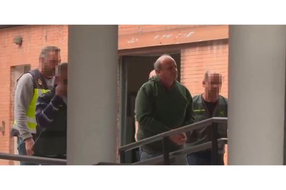 El detenido, J. P. R., a su llegada al cuárte de la Guardia Civil, desde donde era llevado al lugar donde aparecían los restos. RTVCYL