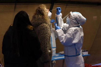 Centenares de vecinos de Santa María del Páramo (León) acuden al cribado masivo con test de antígenos ayer.- ICAL