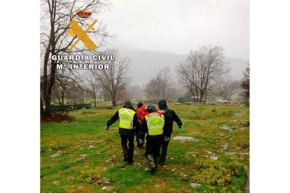 Miembros de la Guardia Civil trasladan el cadáver hallado en el arroyo.- G.C.