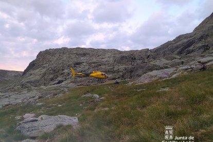 Imagen del helicóptero durante el rescate.- E. M.