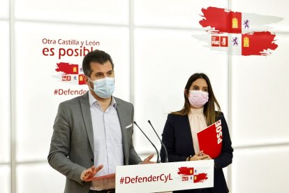 Luis Tudanca y Nuria Rubio en un momento de la rueda de prensa de ayer. ICAL