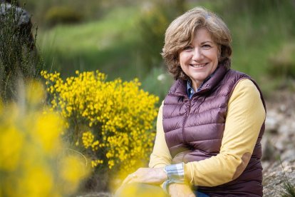 La especialista en turismo rural Isabel Sánchez posa junto al piorno en flor de la Sierra de Gredos. -ARGICOMUNICACIÓN