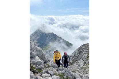 Dos montañeros por encima de las nubes, en el tramo final de la ascensión. / NS